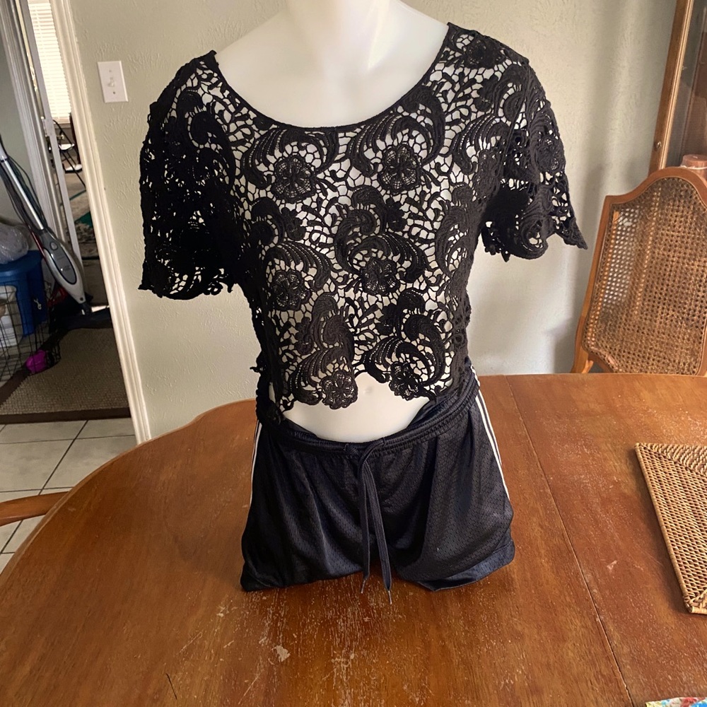 Women’s crop top.